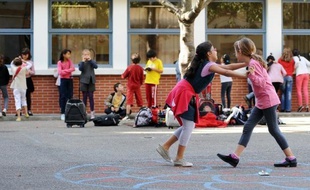 En primaire, les ateliers imaginés s'appuient sur une littérature jeunesse ou des films d'animation qui abordent la question de la différence sexuelle mais aussi des familles homoparentales.