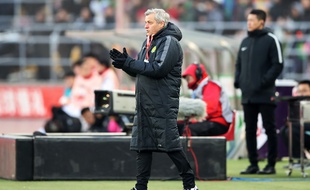 Bruno Genesio, ici le 1er décembre à Pékin lors de la dernière journée du championnat chinois contre Shandong Luneng (3-2). STR