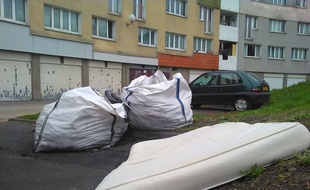 Stains, le 22 février 2017. - Un matelas jeté en pleine rue. La mairie de Stains a alerté les autorités sanitaires par rapport à la présence de punaises de lit.