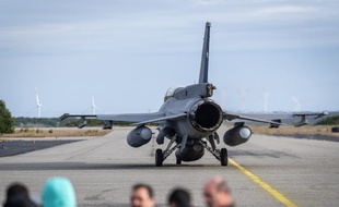 Un avion F16 à la recherche d'un avion cargo disparu au large du Chili.