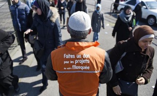 Collecte de dons pour la construction de mosquées, le 6 avril 2015 pendant le rassemblement musulman du Bourget, au nord de Paris