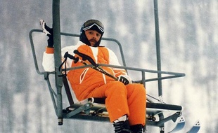 Jean-Claude Dusse (Michel Blanc) bloqué sur un télésiège dans les "Bronzés font du ski"
