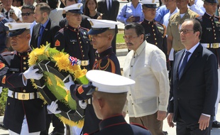 Le président Francois Hollande marche aux côtés de l'ancien président et maire de Manille Joseph Estrada à Manille, capitale des Philippines, le 26 février 2015.