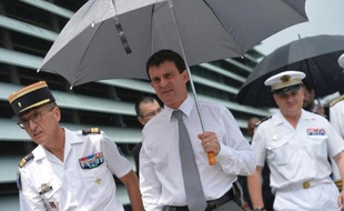 Le ministre de l'Intérieur Manuel Valls a annoncé vendredi sa décision d'écourter sa visite aux Antilles en raison de l'affaire Leonarda, la collégienne dont l'expulsion vers le Kosovo est au coeur d'une polémique, et de rentrer à Paris avec un jour d'avance.