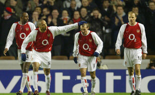Patrick Vieira, Thierry Henry et Dennis Bergkamp autour de Freddy Ljungberg, en 2004. La belle époque des Gunners...