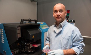 Fabien Guillemot, chargé de recherches à l'Inserm Bordeaux Segalen, avec l'imprimante 3D créant des tissus vivants