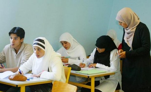 Des étudiants du Lycée privé musulman Averroes travaillent, le 03 septembre 2004 à Lille