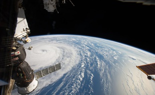 La station spatiale internationale (ISS), à 400 kilomètres de la Terre.