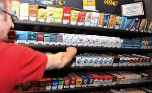 Les anti-tabac ont trouvé une nouvelle croisade: ils partent en guerre contre la publicité pour les cigarettes chez les buralistes, avec leurs présentoirs colorés, lumineux, parfois en 3D, où les paquets sont mis en scène comme des baladeurs très en vogue chez les jeunes.