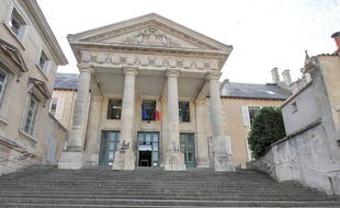 La chambre d'instruction de la cour d'appel de Poitiers a confirmé le maintien en détention d'une mère de famille de 26 ans pour mauvais traitements sur ses enfants.
