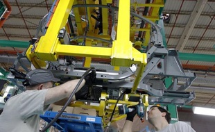 Renault, qui négocie depuis plus de deux ans l'implantation d'une usine en Algérie, a signé avec les autorités de ce pays un protocole d'accord, mais les discussions continuent en vue d'un texte définitif, a indiqué vendredi le constructeur automobile.