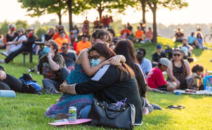 Le 4 juin 2021, un rassemblement s'est tenu à Toronto (Canada) en mémoire de 215 enfants autochtones tués dans les pensionnats