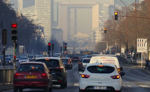 Vue sur la Défense depuis le pont de Neuilly, le 22 janvier 2017.