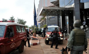 Des équipes de secours et des soldats maliens devant l'entrée de l'hôtel Radisson Blu à Bamako le 20 novembre 2015
