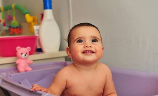 Quelques conseils pratiques permettent de trouver les produits cosmétiques les plus sains pour les bébés.