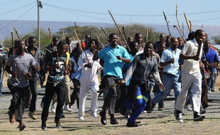 Quelque 15.000 mineurs sud-africains ont à nouveau débrayé lundi dans une mine d'or proche de Johannesburg dans un climat social toujours tendu par le bras de fer qui se poursuit à la mine de Marikana, théâtre d'une sanglante fusillade policière le 16 août.
