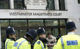 La police britannique devant le tribunal de Westminster, le 30 mai 2013.