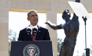 Barack Obama a rendu hommage aux soldats américains tombés sur les plages de Normandie en 1944, le 6 juin 2014 à Colleville (Calvados).