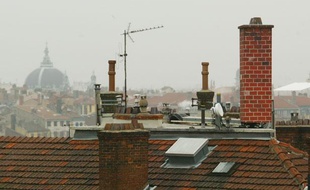 L'antenne relais de Bouygues Telecom, cachée derrière une cheminée factice, près de l'école Gerson, a été jugée inoffensive par la cour d'appel de Lyon. Le 3 février 2011