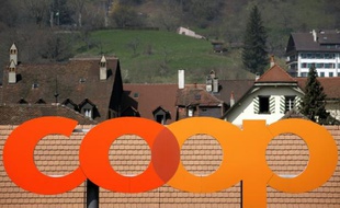Logo de Coop, le deuxième groupe suisse de la grande distribution, le 6 avril 2007 à Moudon, dans le canton de Vaud