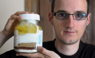 Depuis sa cuisine, Adrien Gontier, jeune chimiste strasbourgeois, s'est lancé un défi plus complexe qu'il n'y paraît: vivre un an sans consommer d'huile de palme, un ingrédient omniprésent dans notre alimentation et dont la production à outrance est dénoncée par les écologistes.