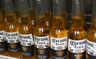 Corona USA a été critiquée pour une publicité faisant référence au coronavirus.