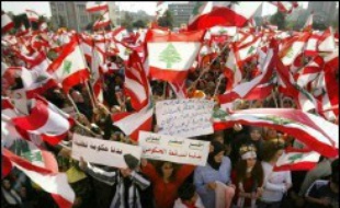 Au lendemain d'une nouvelle manifestation monstre à Beyrouth pour réclamer la démission du gouvernement, la Ligue arabe tente une médiation pour débloquer la crise politique au Liban, où l'opposition a menacé de durcir son mouvement de protestation.