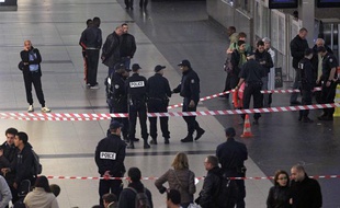 La police a déployé un périmètre de sécurité à La Défense après l'agression d'un militaire à l'arme blanche samedi 25 mai 2013.