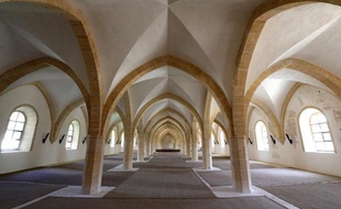 Le réfectoire des moines de l'abbaye de Clairvaux, le 19 mai 2015 à Ville-sous-la-Ferté dans l'Aube