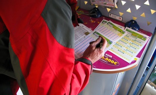 Un parieur remplit une grille, photo d'illustration.