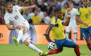 Karim Benzema (en blanc) face à l'Equateur, le 25 juin 2014