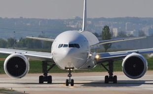 Un Boeing 777-300 d'Air France au roulage sur les pistes de l'aéroport international d'Orly, le 1er janvier 2010
