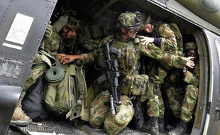 Des soldats colombiens à bord d'un hélicoptère à Quibdo, le 19 novembre 2014 où un général a été enlevé par les Farc