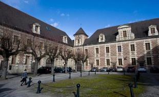 Le procès d'une femme accusée d'avoir empoisonné son concubin, dont le corps avait été retrouvé coupé en deux dans le coffre d'une voiture en 2009, s'est ouvert jeudi devant la cour d'assises de l'Allier.