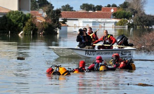 Des secouristes à La-Faute-sur-Mer, dans l'ouest de la France, le 2 mars 2010 après le passage de la tempête Xynthia