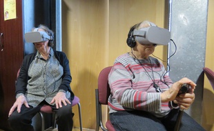 Munis de casques de réalité virtuelle, des résidents d'un Ehpad de Rennes ont assisté en direct à la messe des Rameaux ce dimanche matin.
