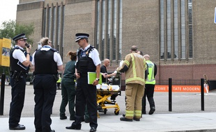 Le petit garçon, tombé du 10e étage du musée Tate Modern de Londres, le 4 août 2019, a été évacué par hélicoptère.