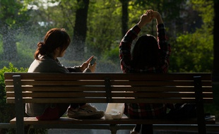 Des femmes assises sur un banc. Illustration