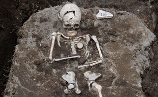 Un pieu en métal a été planté à l'emplacement du coeur de cet homme dont la tombe du 13e siècle a été découverte dans le sud de la Bulgarie, près de la frontière grecque.