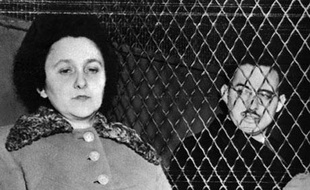 Ethel (g.) et Julius Rosenberg (d.) dans un fourgon de police à New York peu avant leur exécution en 1953