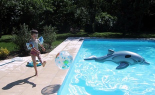 Un enfant au bord d'une piscine, à Tours (image d'illustration).