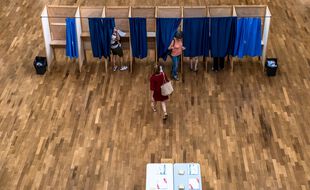 Des isoloirs à Lyon lors du premier tour des élections régionales et départementales de 2021.