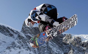 Le snowboarder français Mathieu Crépel en plein saut, lors de la Coupe du Monde de half-pipe, où il a terminé deuxième, le 5 novembre, à Saas Fee (Suisse).