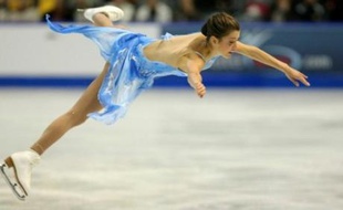 L'Américaine Alissa Czisny a remporté le Skate Canada, la deuxième des six étapes du circuit du Grand Prix de patinage artistique, samedi à Kingston (Ontario, est).