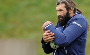 Sébastien Chabal retrouvera samedi face à l'Argentine le maillot du XV de France floqué du numéro 8, son poste de prédilection où il joue depuis sept ans en club mais qu'il n'avait plus porté avec les Bleus depuis l'été 2007.