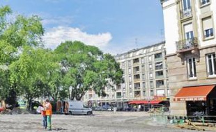 En juillet 2012, à l'issue des travaux (photo du haut), la place va nettement gagner en végétation (projection).