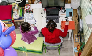 Téléécole et télétravail en même temps : le bon temps du premier confinement. (illustration)