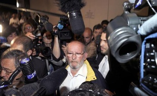 Connard ! C'est le nom d'oiseau qui a fusé à Marseille à l'entrée devant le tribunal correctionnel de Jean-Claude Mas, jugé pour tromperie aggravée et escroquerie dans l'affaire des prothèses mammaires de la société PIP dont il est le fondateur.