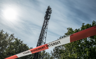 Une antenne relais incendiée. Illustration.