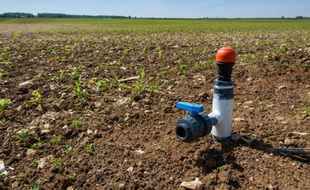 Un système d'irrigation dans un champ